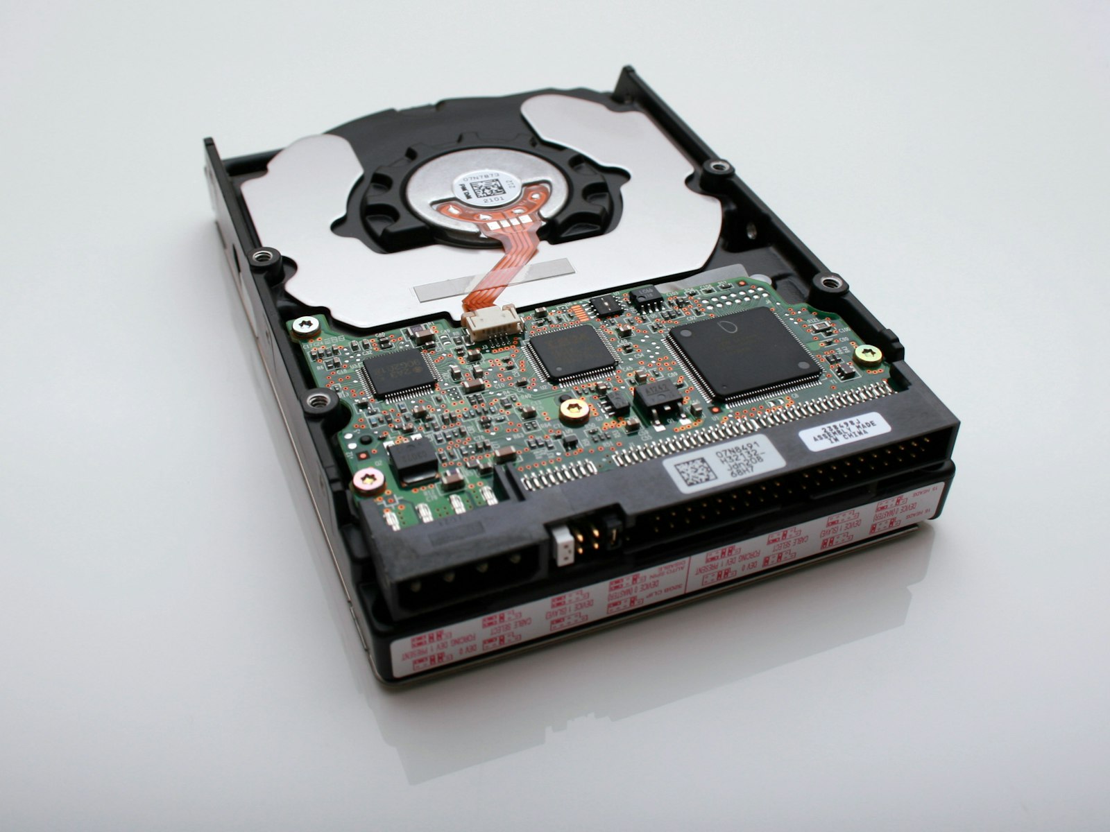 Atvērts cietais disks (HDD), kādu izmanto videoierakstu glabāšanai