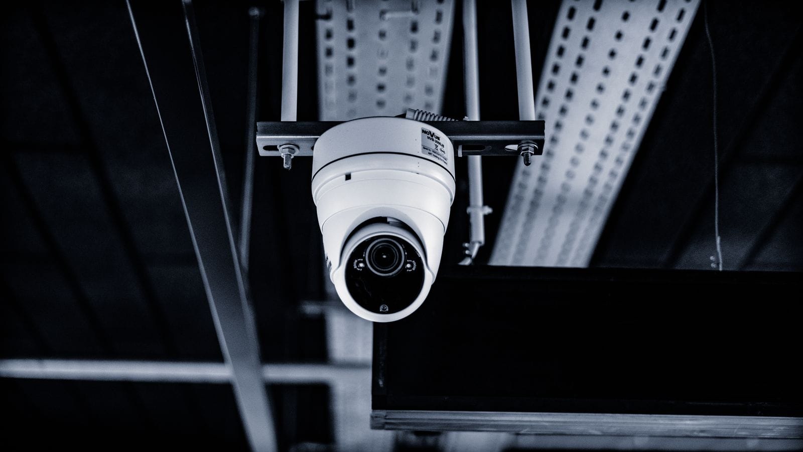 Kupola videonovērošanas kamera uz griestu konstrukcijas