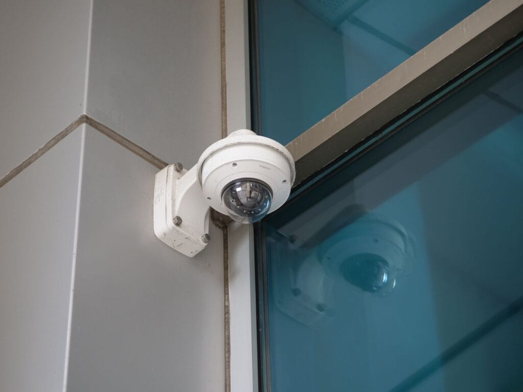 Kupola videonovērošanas kamera uz modernas ēkas stūra